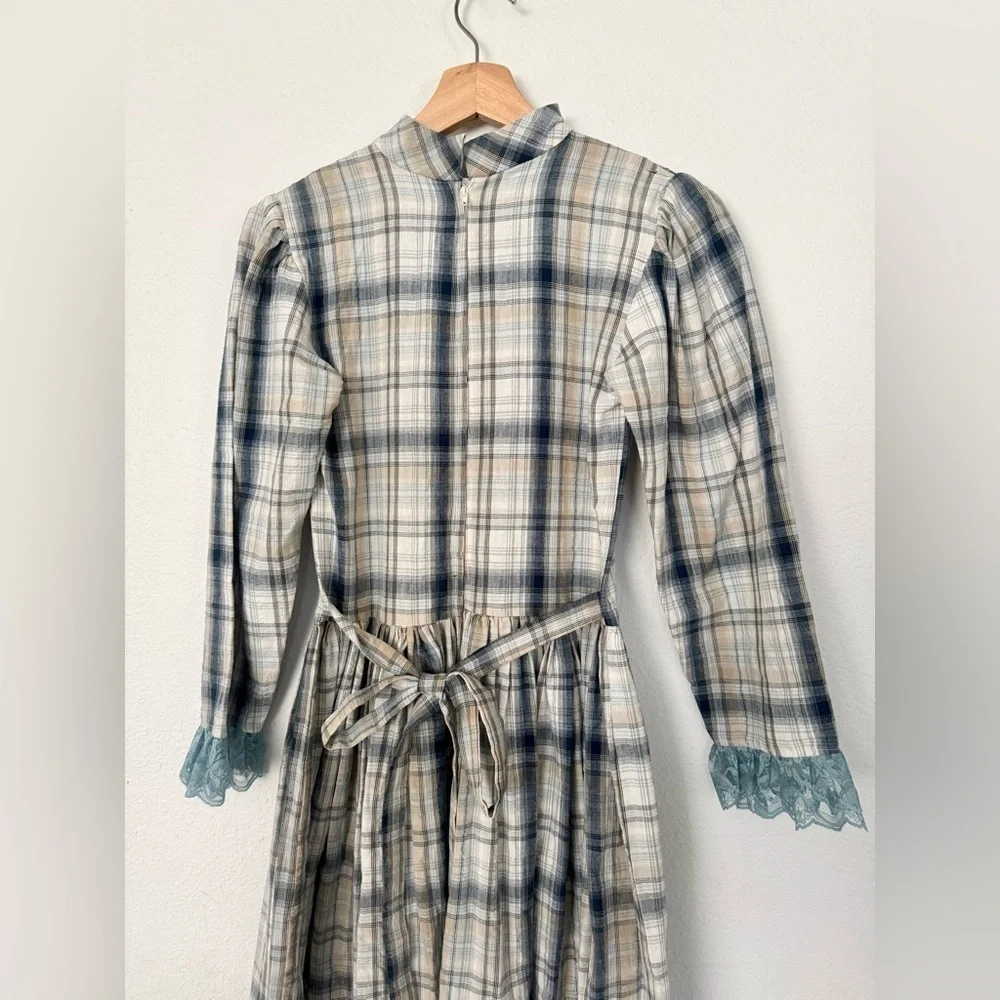 Cottagecore Plaid Long-Sleeve Midi Dress with Lace Cuffs - Blue Cream